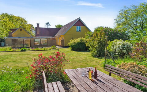 Agny - 2.2Km from the Sea: Hierba, Casa, Arbusto, Cabaña, Casa, El Terreno Del Lote, Área Rural, Techo, Jardín