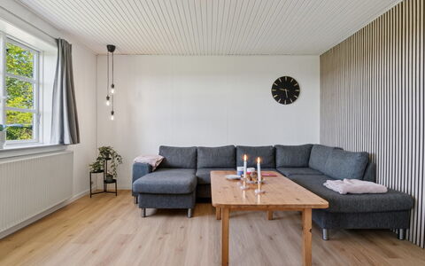 Agny - 2.2Km from the Sea: Diseño De Interiores, Piso, Pared, Mueble, Madera, Suelo, Techo, Sofá, Suelos De Madera, Sala