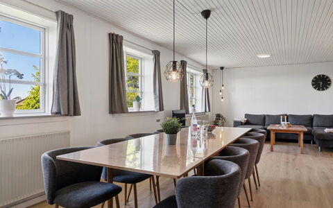 Agny - 2.2Km from the Sea: Mueble, Diseño De Interiores, Madera, Piso, Techo, Mesa, Cocina Y Comedor Mesa, Suelo, Casa, Comedor
