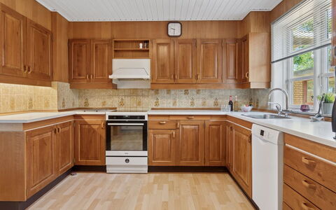 Agny - 2.2Km from the Sea: Gabinetes, Mostrador, Aparato De Cocina, Cocina, Piso, Suelo, Electrodoméstico, Mueble, Diseño De Interiores, Madera