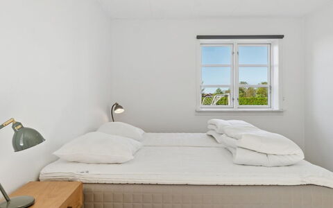 Agny - 2.2Km from the Sea: Madera, Habitación, Suelo, Mueble, Cama, Diseño De Interiores, Casa, Linos, Lecho, Marco De La Cama