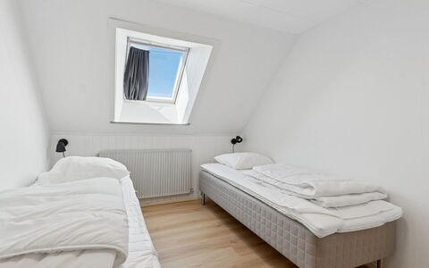 Agny - 2.2Km from the Sea: Habitación, Cama, Madera, Suelo, Lecho, Sábana, Piso, Diseño De Interiores, Linos, Marco De La Cama