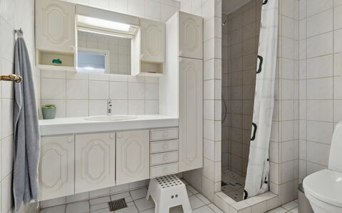 Agny - 2.2Km from the Sea: Piso, Suelo, Diseño De Interiores, Arreglo De Tubería, Baño, Lavabo, Loseta, Plomería, Grifo, Lavabo Del Baño