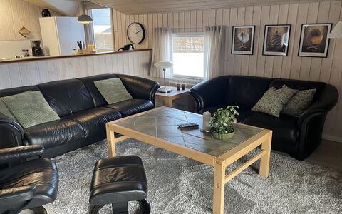 Irlin - 850M from the Sea: Mueble, Sala, Sofá, Madera Dura, Suelos De Madera, Manchas De Madera, Mesa De Café, Lámpara