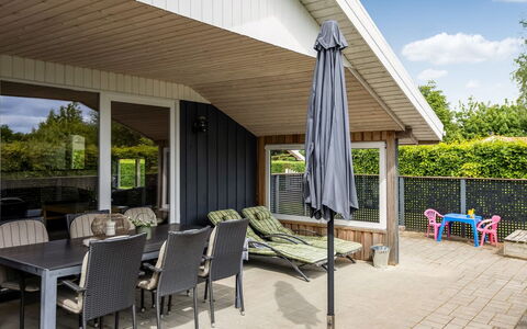 Irlin - 850M from the Sea: Madera, Porche, Sombra, Casa, Mueble Para Exteriores, Cubierta, Patio, Estructura Al Aire Libre, Cabaña, Manchas De Madera