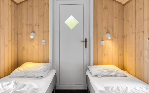 Irlin - 850M from the Sea: Habitación, Techo, Cama, Diseño De Interiores, Lecho, Sábana, Habitación, Puerta, Marco De La Cama, Dormitorio