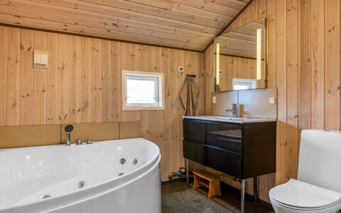 Irlin - 850M from the Sea: Arreglo De Tubería, Piso, Madera, Suelo, Baño, Diseño De Interiores, Lavabo Del Baño, Lavabo, Techo, Grifo