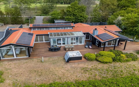 Xaverius - 30M from the Sea: Techo, Casa, Casa, Cabaña, Puerta, Vía Muerta, Cubierta, Porche, Tablón, Madera Dura