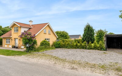 Elza - 2.5Km from the Sea