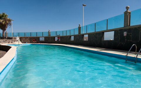Aquarius 18: Mueble Para Exteriores, Casa, Mueble, Puerta, Mesa Al Aire Libre, Silla, Cocina Y Comedor Mesa, Sombra, Balcón, Porche