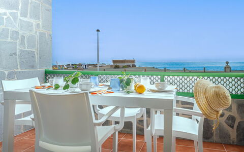 Aquarius 18: Mueble Para Exteriores, Casa, Mueble, Puerta, Mesa Al Aire Libre, Silla, Cocina Y Comedor Mesa, Sombra, Balcón, Porche