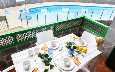 Aquarius 18: Mueble Para Exteriores, Casa, Mueble, Puerta, Mesa Al Aire Libre, Silla, Cocina Y Comedor Mesa, Sombra, Balcón, Porche