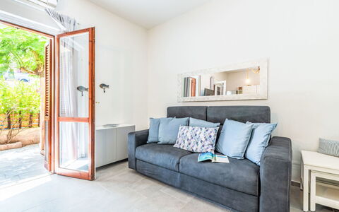 Casa Darc: Mueble Para Exteriores, Casa, Mueble, Puerta, Mesa Al Aire Libre, Silla, Cocina Y Comedor Mesa, Sombra, Balcón, Porche