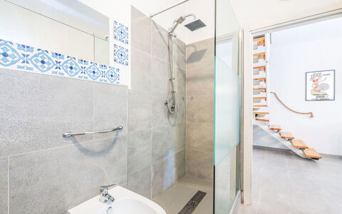 Casa Darc: Mueble Para Exteriores, Casa, Mueble, Puerta, Mesa Al Aire Libre, Silla, Cocina Y Comedor Mesa, Sombra, Balcón, Porche