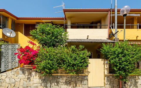 Casa Darc: Mueble Para Exteriores, Casa, Mueble, Puerta, Mesa Al Aire Libre, Silla, Cocina Y Comedor Mesa, Sombra, Balcón, Porche
