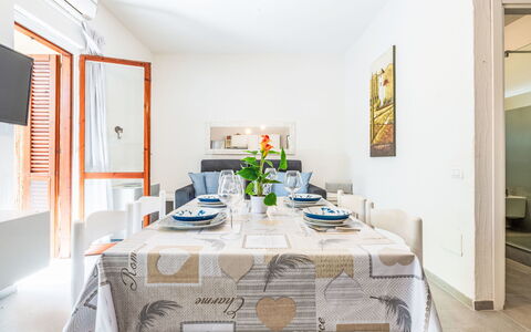 Casa Darc: Mueble Para Exteriores, Casa, Mueble, Puerta, Mesa Al Aire Libre, Silla, Cocina Y Comedor Mesa, Sombra, Balcón, Porche