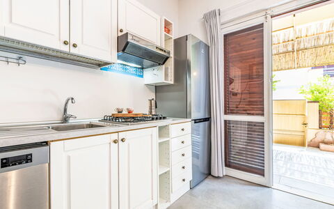 Casa Darc: Mueble Para Exteriores, Casa, Mueble, Puerta, Mesa Al Aire Libre, Silla, Cocina Y Comedor Mesa, Sombra, Balcón, Porche