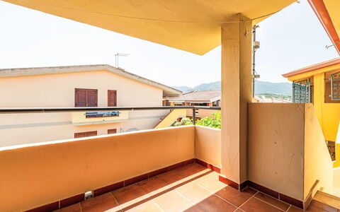 Casa Darc: Mueble Para Exteriores, Casa, Mueble, Puerta, Mesa Al Aire Libre, Silla, Cocina Y Comedor Mesa, Sombra, Balcón, Porche