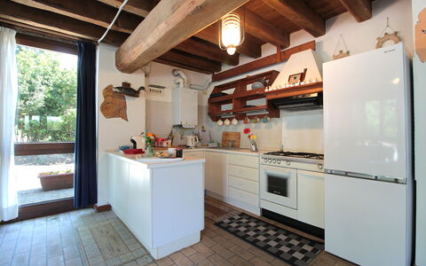 Venice Photobirding, Nature And Culture: Cocina, Mueble, Diseño De Interiores, Piso, Mostrador, Madera, Aparato De Cocina, Techo, Electrodoméstico, Suelo