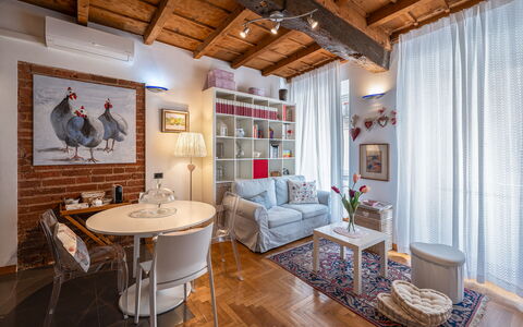 Dafne Suite: Mueble, Diseño De Interiores, Pared, Piso, Suelo, Mesa, Techo, Habitación, Sofá, Sala