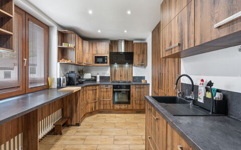 Horalka: Cocina, Gabinetes, Mostrador, Madera, Piso, Diseño De Interiores, Mueble, Alacena, Cajón, Aparato De Cocina