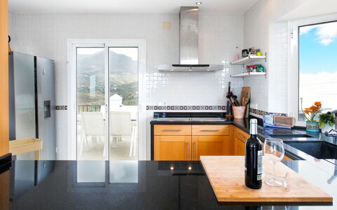 Almijara: Cocina, Mostrador, Mueble, Aparato De Cocina, Gabinetes, Piso, Diseño De Interiores, Electrodoméstico, Electrodoméstico, Suelo