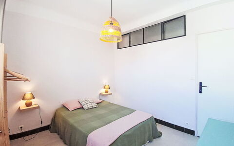 Résidence le Mistral: Cama, Mueble, Diseño De Interiores, Habitación, Suelo, Pared, Piso, Lecho, Habitación, Sábana