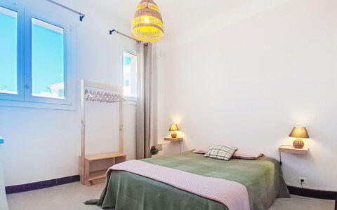 Résidence le Mistral: Cama, Diseño De Interiores, Habitación, Mueble, Lecho, Suelo, Pared, Sábana, Piso, Madera