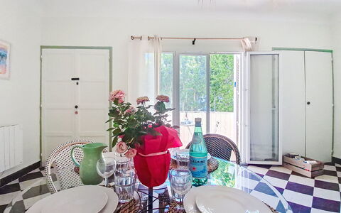 Résidence le Mistral: Mueble, Diseño De Interiores, Silla, Piso, Suelo, Mesa, Comedor, Techo, Cocina Y Comedor Mesa, Encendiendo