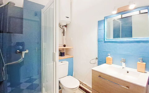 Résidence le Mistral: Piso, Arreglo De Tubería, Suelo, Baño, Diseño De Interiores, Baño, Lavabo, Lavabo Del Baño, Plomería, Habitación
