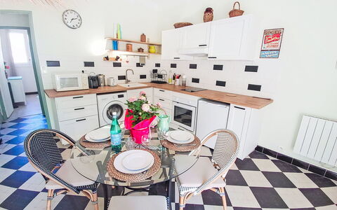 Résidence le Mistral: Mueble, Piso, Diseño De Interiores, Suelo, Habitación, Cocina, Encendiendo, Silla, Electrodoméstico, Mesa