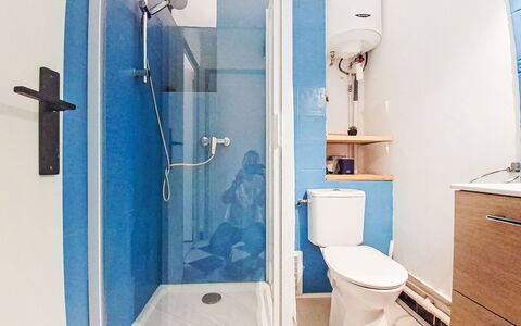 Résidence le Mistral: Pared, Piso, Suelo, Madera, Arreglo De Tubería, Diseño De Interiores, Baño, Asiento Del Baño, Habitación, Baño