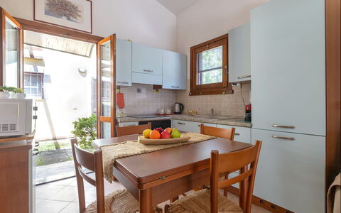 Oleandri: Mueble, Madera, Piso, Cocina, Diseño De Interiores, Aparato De Cocina, Mostrador, Suelo, Electrodoméstico, Gabinetes