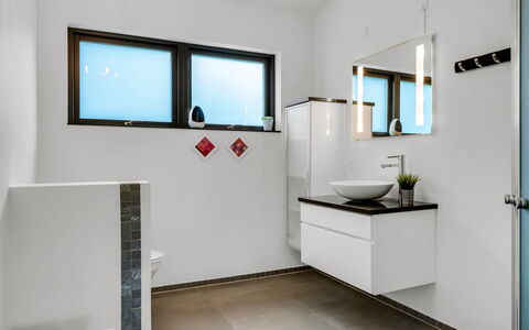 Ejnarine - 1.5Km from the Sea: Diseño De Interiores, Piso, Arreglo De Tubería, Baño, Suelo, Techo, Grifo, Mueble De Baño, Espejo, Plomería