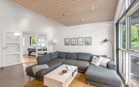 Smilla - 1.1Km from the Sea: Diseño De Interiores, Piso, Sofá, Madera, Techo, Mueble, Suelo, Suelos De Madera, Sala, Habitación