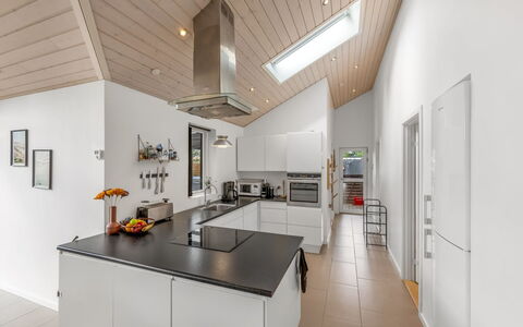 Smilla - 1.1Km from the Sea: Cocina, Techo, Diseño De Interiores, Mostrador, Piso, Aparato De Cocina, Lámpara, Suelo, Gabinetes, Electrodoméstico