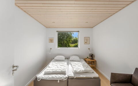 Smilla - 1.1Km from the Sea: Pared, Diseño De Interiores, Madera, Piso, Suelo, Techo, Habitación, Cama, Habitación, Mueble