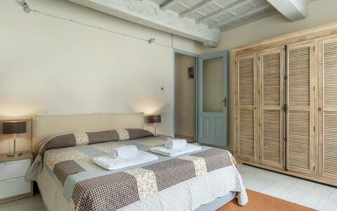 San Cristofano Blu Apartment Santa Croce, Florence: Mueble, Diseño De Interiores, Cama, Habitación, Suelo, Piso, Madera, Techo, Habitación, Lecho