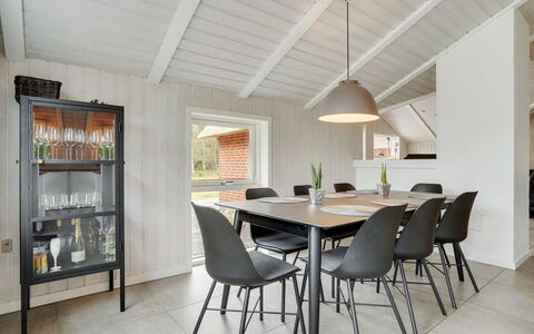 Rietrikki - 2.4Km from the Sea: Mueble, Diseño De Interiores, Piso, Madera, Cocina Y Comedor Mesa, Mesa, Techo, Silla, Comedor, Lámpara