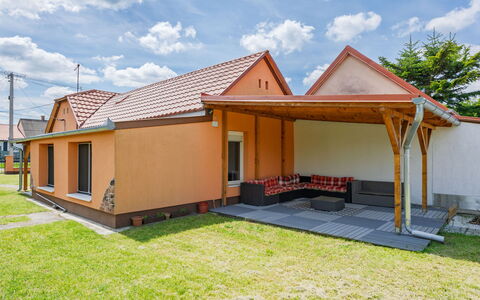 Nest: Techo, Casa, Casa, Cabaña, Porche, Sombra, Inmuebles, Yarda, Estructura Al Aire Libre, Patio Interior