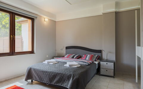 Nest: Cama, Diseño De Interiores, Mueble, Habitación, Pared, Sábana, Suelo, Lecho, Piso, Techo