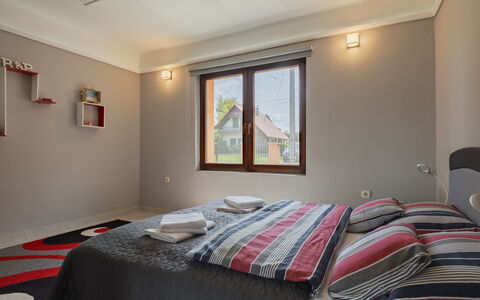 Nest: Cama, Diseño De Interiores, Habitación, Pared, Sábana, Suelo, Lecho, Piso, Techo, Madera