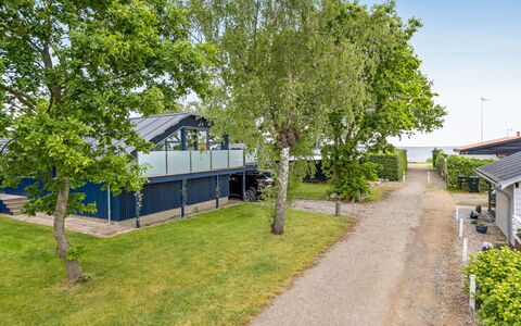 Gabriele - 50M from the Sea: Techo, Casa, Casa, Cabaña, Vía Muerta, Inmuebles, Entrada De Coches, Edificios Del Jardín, Yarda, Cobertizo