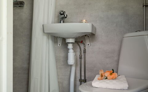 Hölick Minichalet 2: Arreglo De Tubería, Baño, Diseño De Interiores, Plomería, Suelo, Piso, Baño, Asiento Del Baño, Lavabo Del Baño, Grifo