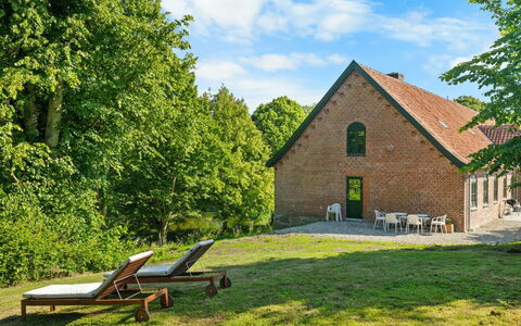Brun - 1.5Km from the Sea: Techo, Casa, Casa, Cabaña, Puerta, Vía Muerta, Cubierta, Porche, Tablón, Madera Dura
