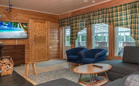 Louhuranta: Madera, Mueble, Piso, Suelo, Manchas De Madera, Puerta, Habitación, Madera Dura, Techo, Silla