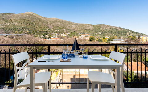 Tra le Onde: Mueble, Silla, Mesa, Mueble Para Exteriores, Cocina Y Comedor Mesa, Mesa Al Aire Libre, Restaurante, Comedor, Sombra, Mesa De Café