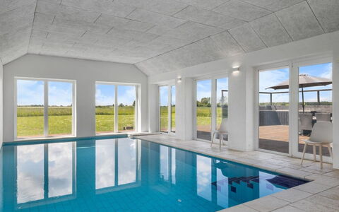 Ung - 460M from the Sea: Casa, Techo, Casa, Cabaña, Arbusto, Cobertura Del Suelo, Inmuebles, Casa De Campo, Vía Muerta, Edificios Del Jardín