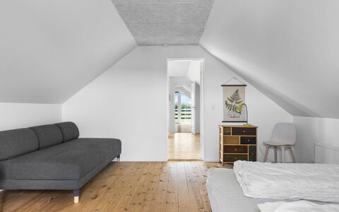 Ung - 460M from the Sea: Casa, Techo, Casa, Cabaña, Arbusto, Cobertura Del Suelo, Inmuebles, Casa De Campo, Vía Muerta, Edificios Del Jardín