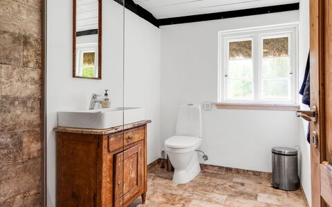 Annabeth - 900M from the Sea: Pared, Piso, Arreglo De Tubería, Madera, Suelo, Diseño De Interiores, Techo, Plomería, Grifo, Baño